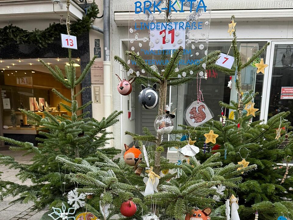 IMG-20251125-WA0059.jpg Der mit selbstgebastelten Tieren, Engeln und Sternen geschmückte Weihnachtsbaum