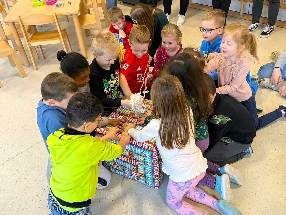 PXL_20251218_084129342.MP Kinder packen das Geschenk aus