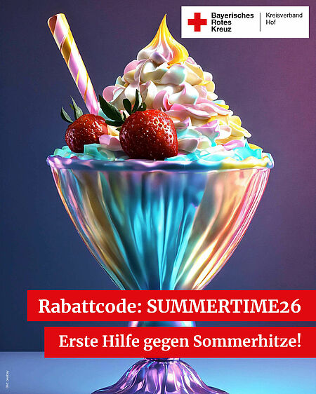 Bunter Eisbecher mit einer Eiswaffel steht vor einem lilafarbenen Hintergrund