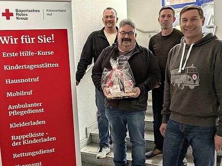 Gerald Eibisch wird vom Geschäftsführer, dem rettungsdienstleiter und dem Wachleiter in den Ruhestand verabschiedet