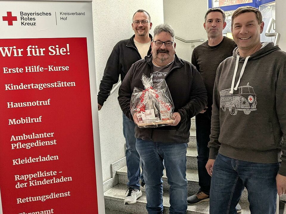 Gerald Eibisch wird vom Geschäftsführer, dem rettungsdienstleiter und dem Wachleiter in den Ruhestand verabschiedet