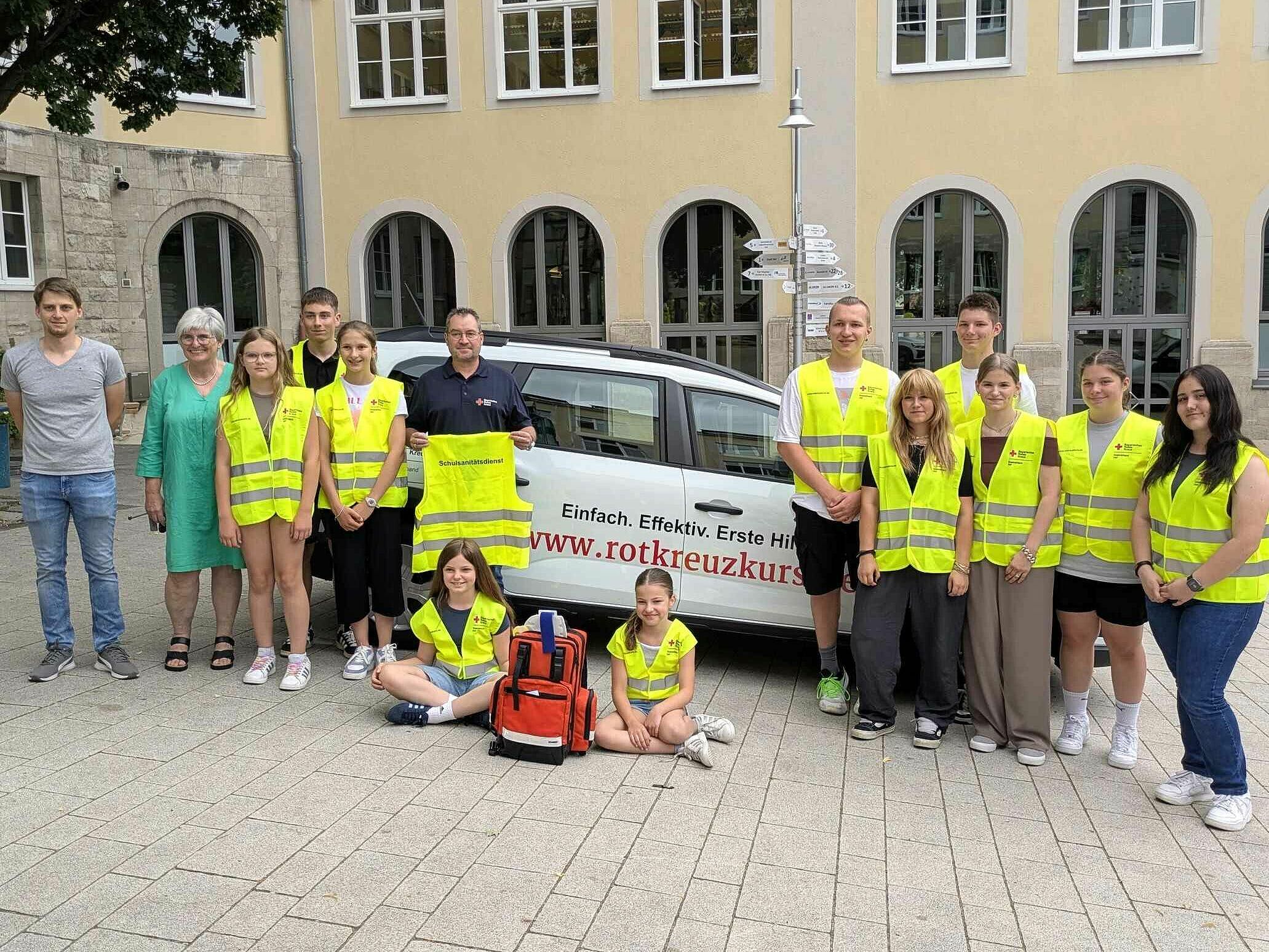 Schulsanitäter in ihren neuen Westen vor der Schule
