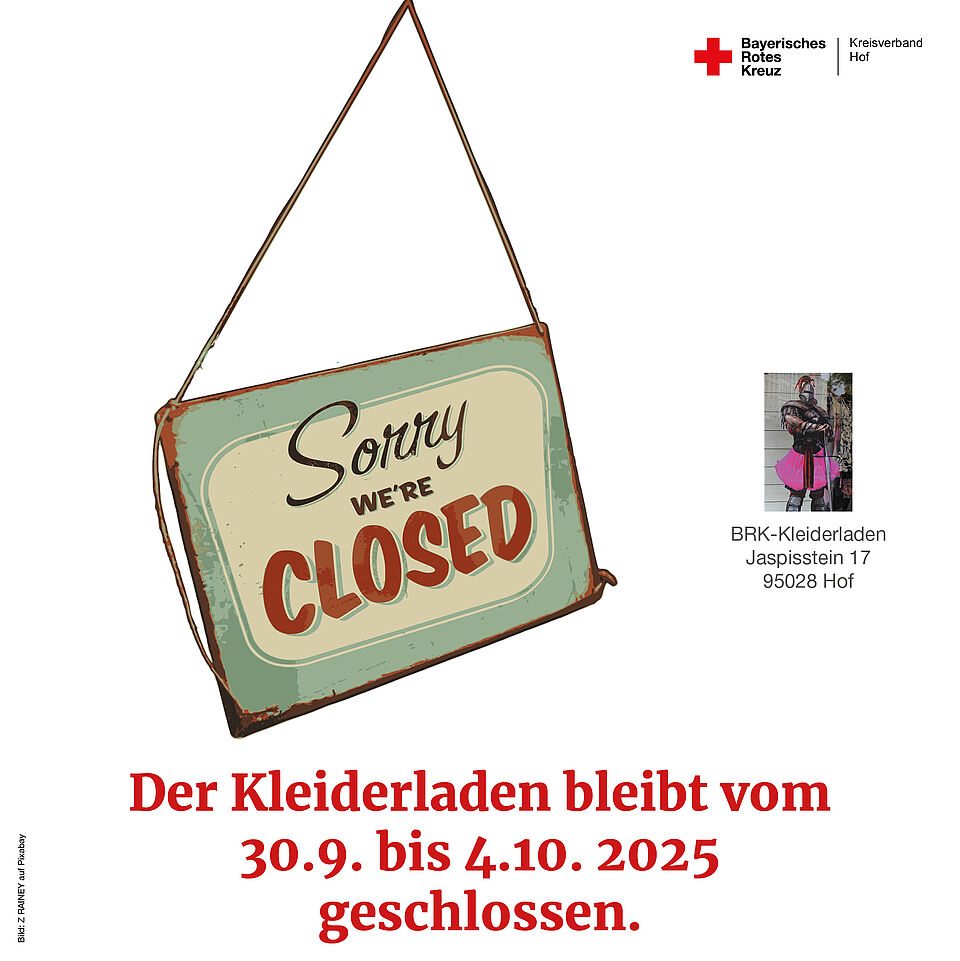 Ein Laeden geschlossen-Schild hängt am Kleiderladen