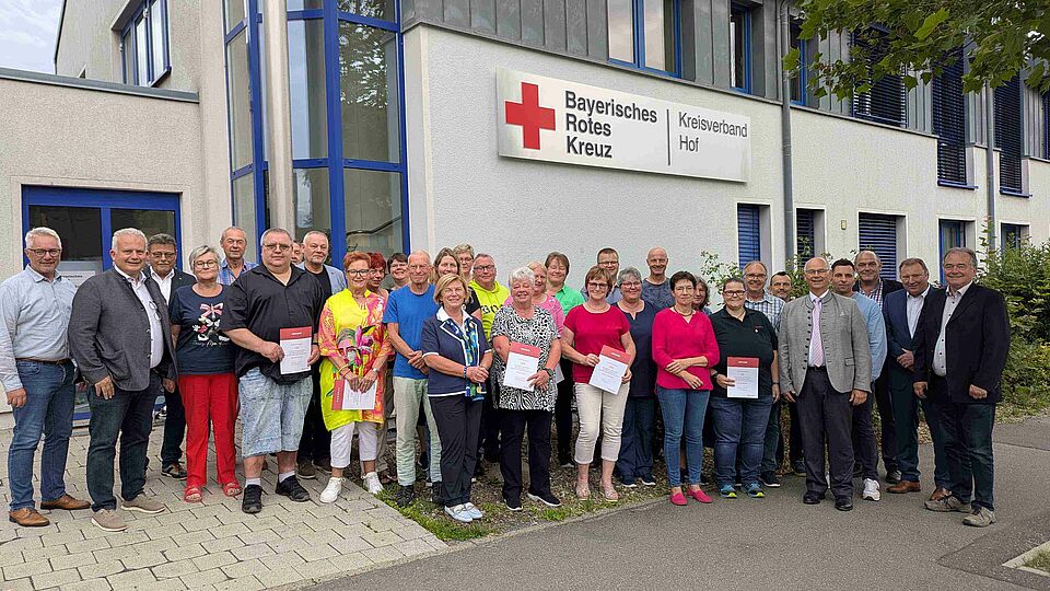 Geehrte vor dem Kreisverband Hof