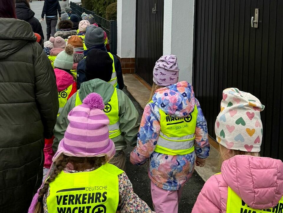 IMG-20251125-WA0060.jpg Kinder der Kita Lindenstraße laufen zum Hofer Weihnachtsarkt