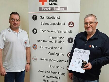 Bernd Lihl und Andreas Walter stehen vor einem Ehrenamts-Banner