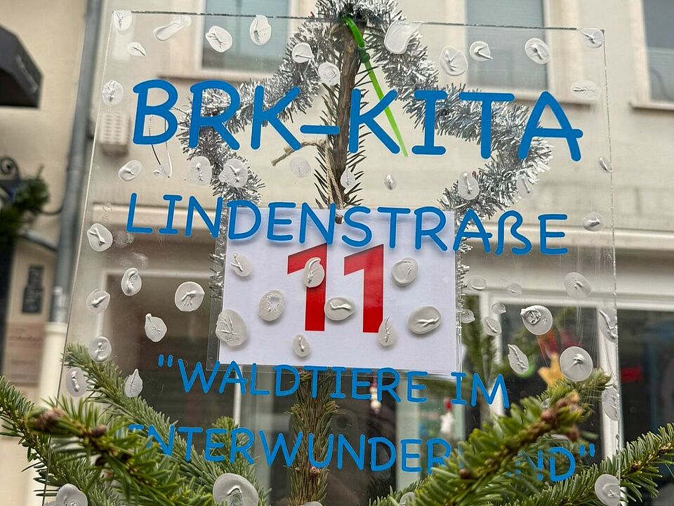 IMG-20251125-WA0058.jpg Von der Kita Lindenstraße geschmückter Weihnachtsbaum mit der Nummer 11