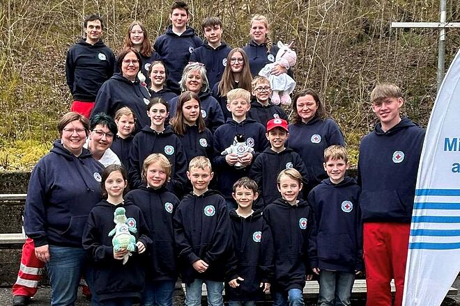 Die teilnehmenden Kinder zusammen mit ihren Trainern und Betreuern