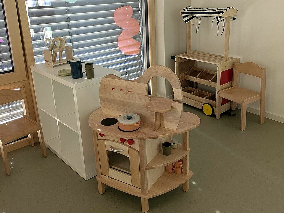 Eine Spielküche steht am Fenster