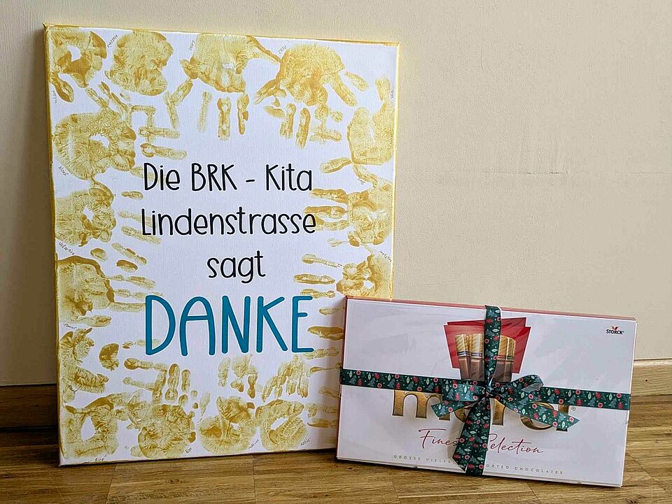 PXL_20251218_090449914.MP Die Kita hat ein Bild mit den Abdrücken der Kinderhände gebastelt als Dankeschön für die Spende
