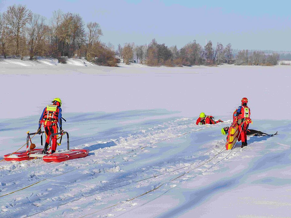 IMG_8770_vkl.jpg Ein retter auf dem Weg zu einer Person auf dem Eis