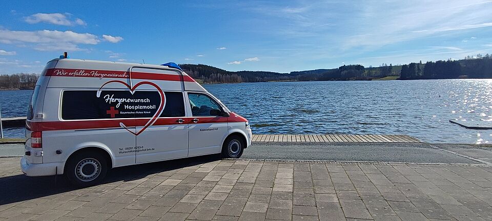 Das Herzenswunsch Hospizmobil steht am Untreusee