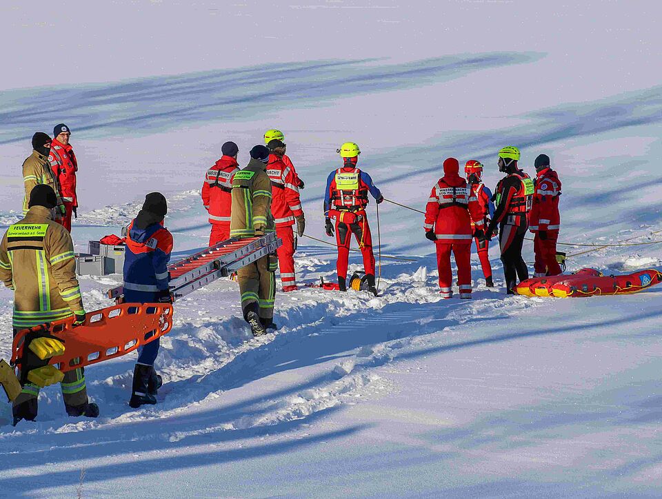 IMG_8716_vkl.jpg Feuerwehr und Wasserwacht stehen auf dem gefrorenen See