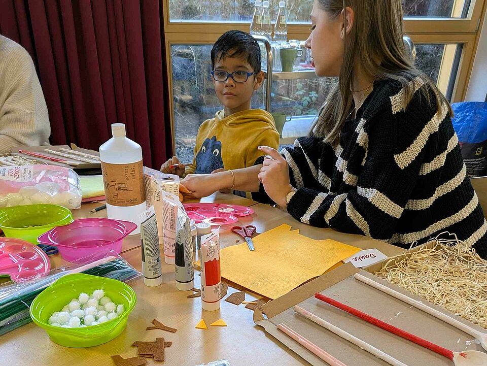 PXL_20251218_090159388 Holzlöffel werden bemalt und mit Gesichternverziert