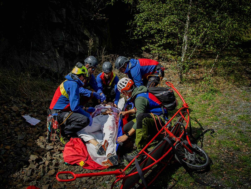 Retter der Bergwacht versorgen einen Verletzten