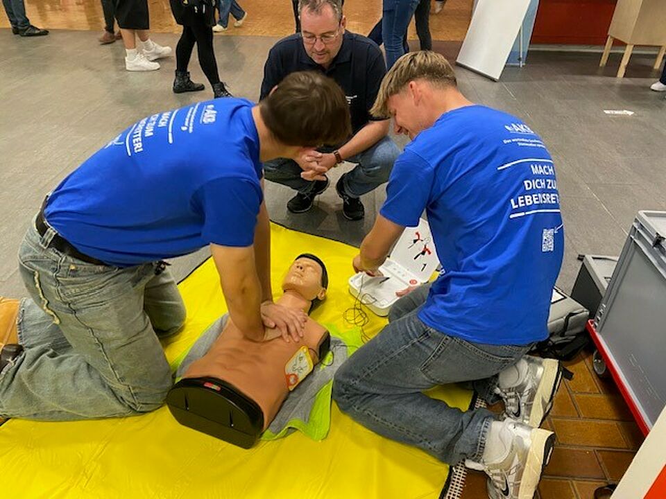 Jugendliche üben die HLW
