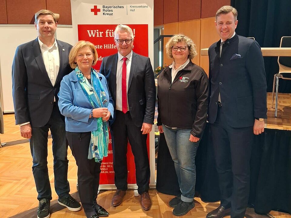 Der gewählte Vorsitzende Pöhlmann zusammen mit seinen wiedergewählten Stellvertreterinnen , dem Kreisgeschäftsführer und dem Landrat