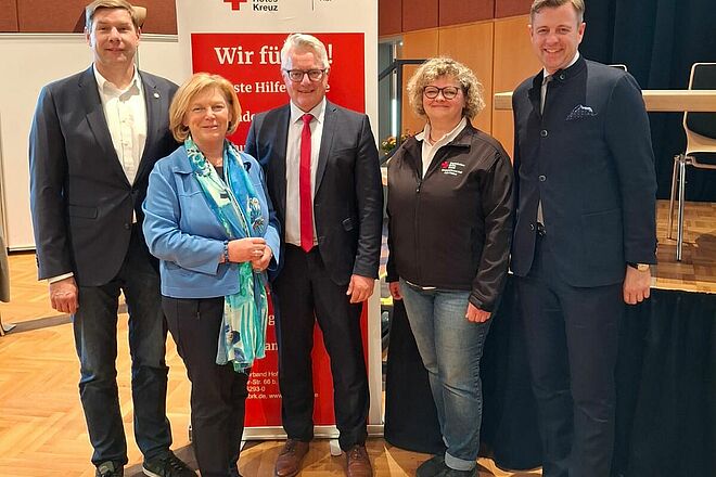 Der Vorsitzende zusammen mit seinen Stellvertreterinnen, dem Kreisgeschäftsführer und dem Landrat