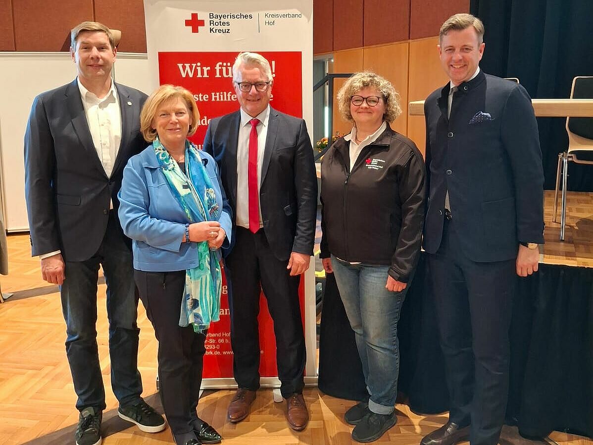 Der Vorsitzende zusammen mit seinen Stellvertreterinnen, dem Kreisgeschäftsführer und dem Landrat