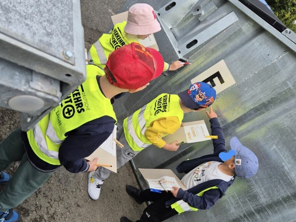 Kinder lösen ein Rätsel zum Thema Müll