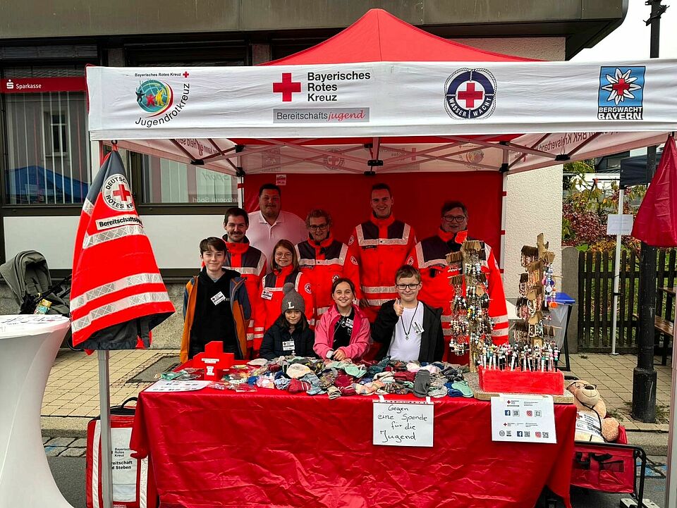 Die Mitglieder der Bereitschaft Bad Steben und der Bereitschaftsjugend stehen unter einem Pavillon