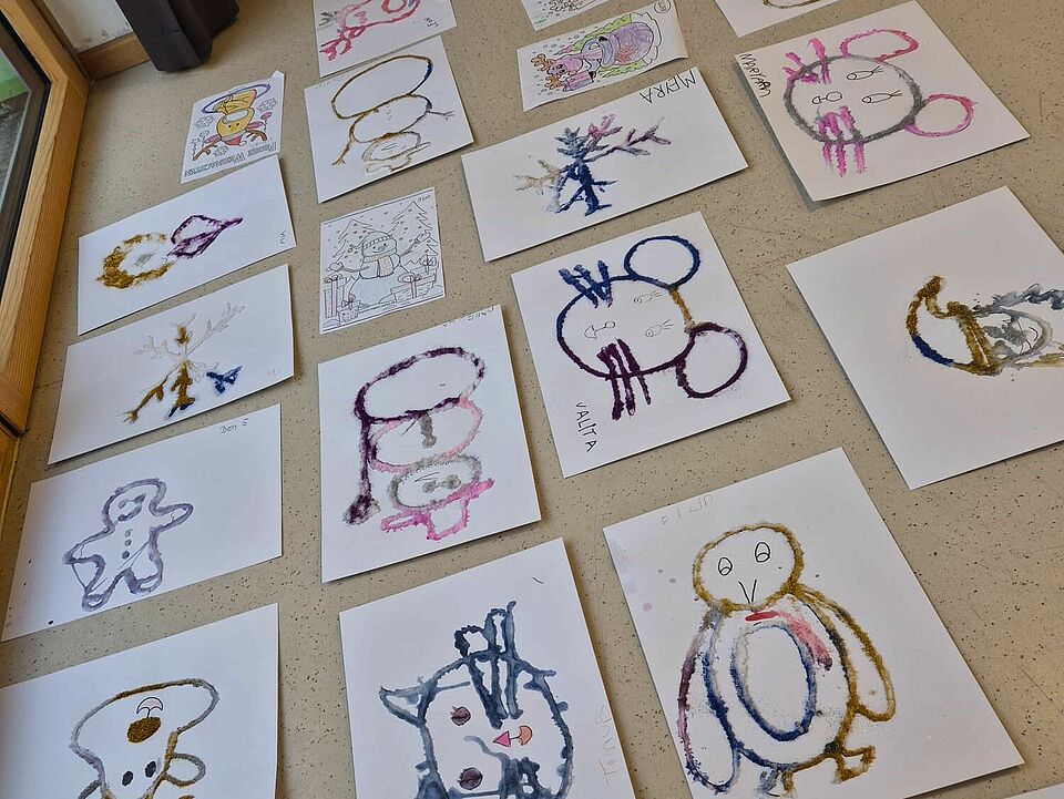 IMG-20251218-WA0022 Bunte Bilder aus Salz und Kleber