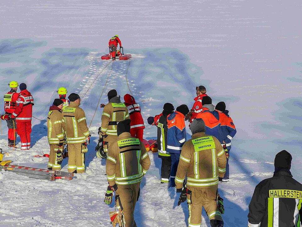 IMG_8731_vkl.jpg Ein Wasserwachtler begibt sich mit dem Rettungsschlitten auf den See