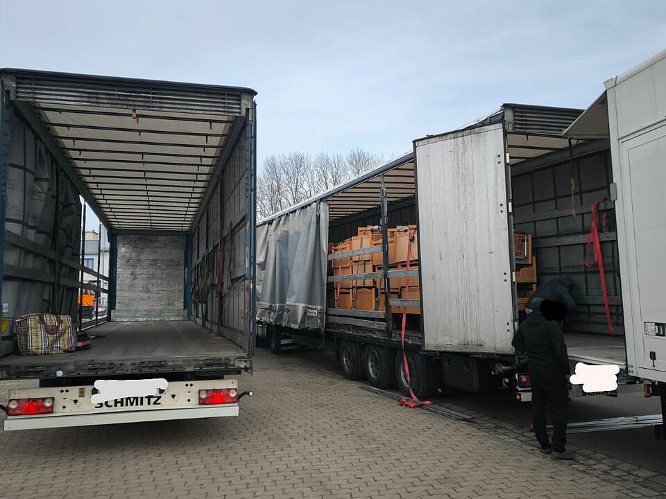 LKW stehen bereit für die Beladung