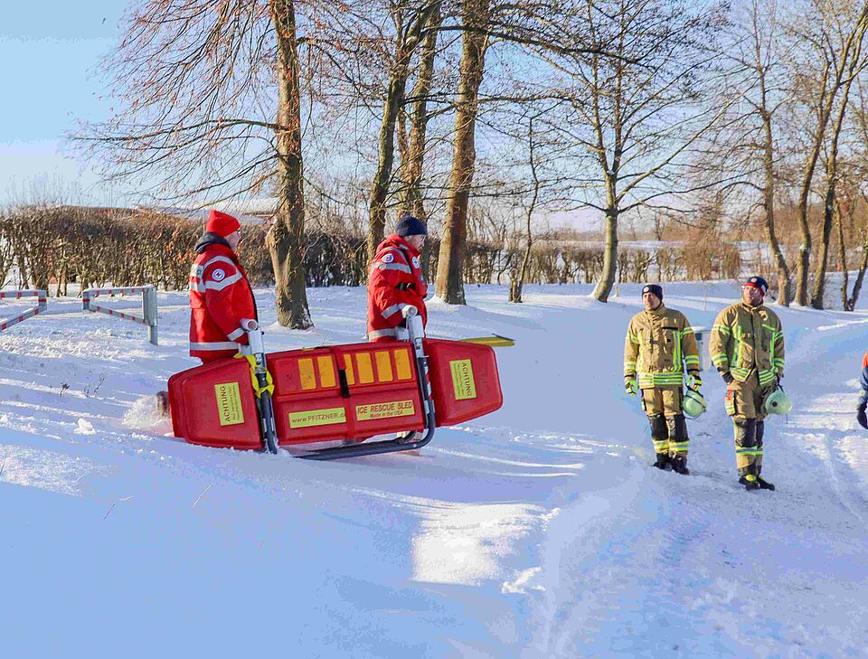 IMG_8600_vkl.jpg Ein Rettungsschlitten wird zum See getragen