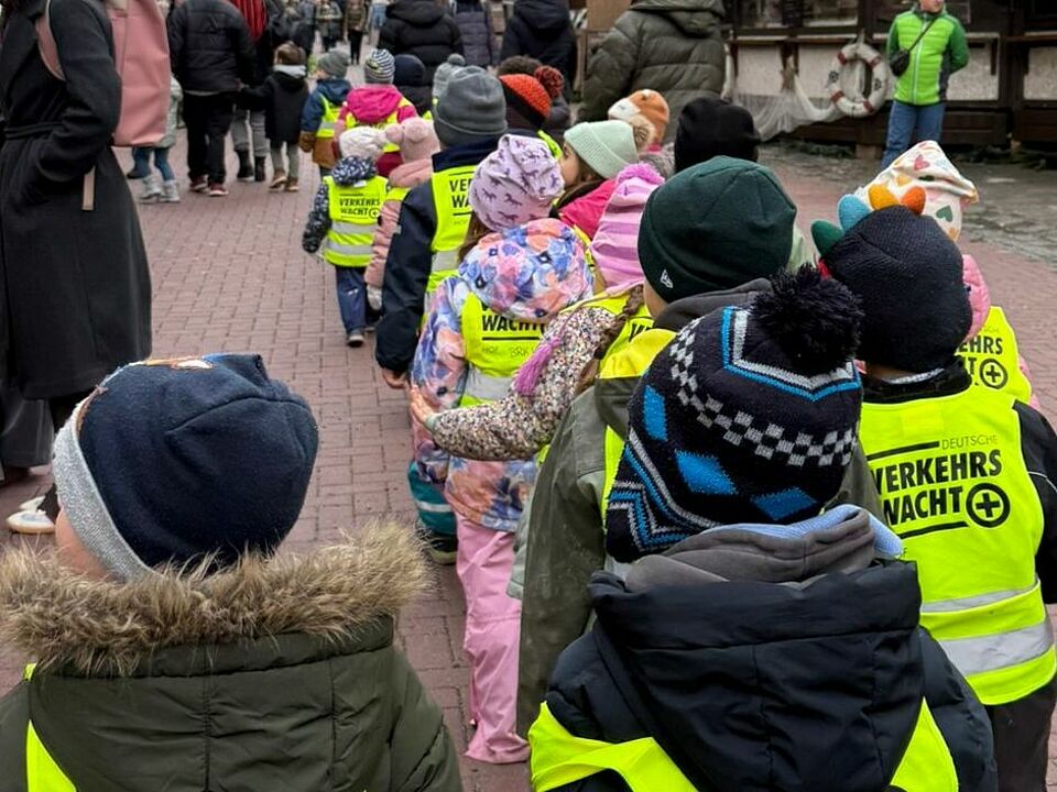IMG-20251125-WA0057.jpg Kinder der Lita Lindenstraße laufen über den Hofer Weihnachtsmarkt