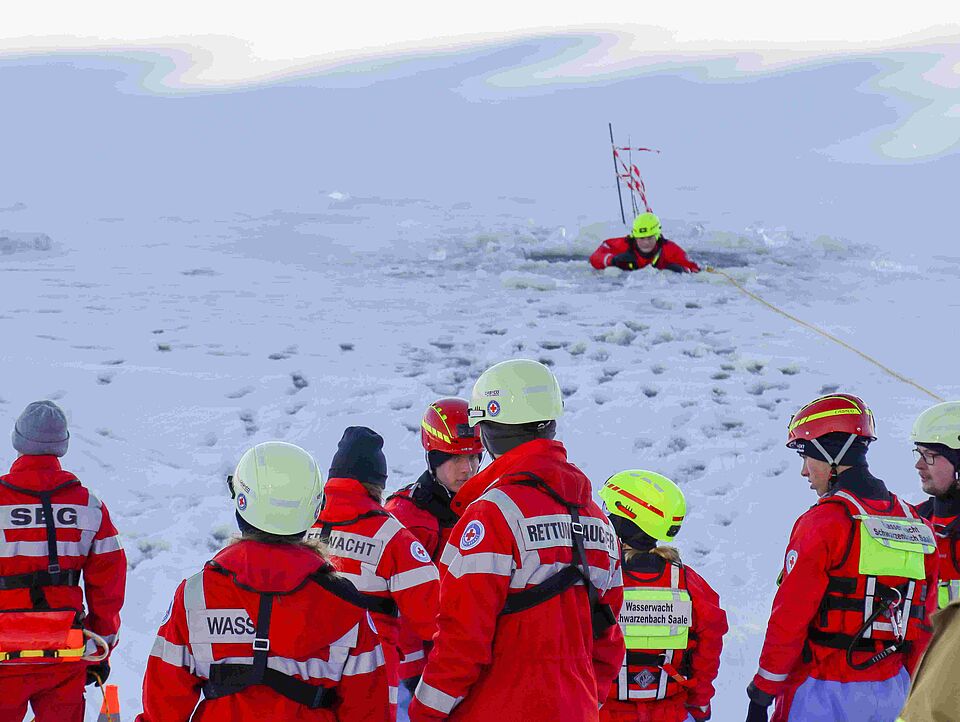 IMG_8798_vkl.jpg Eine ins Eis eingebrochene Person wwartet auf Rettung