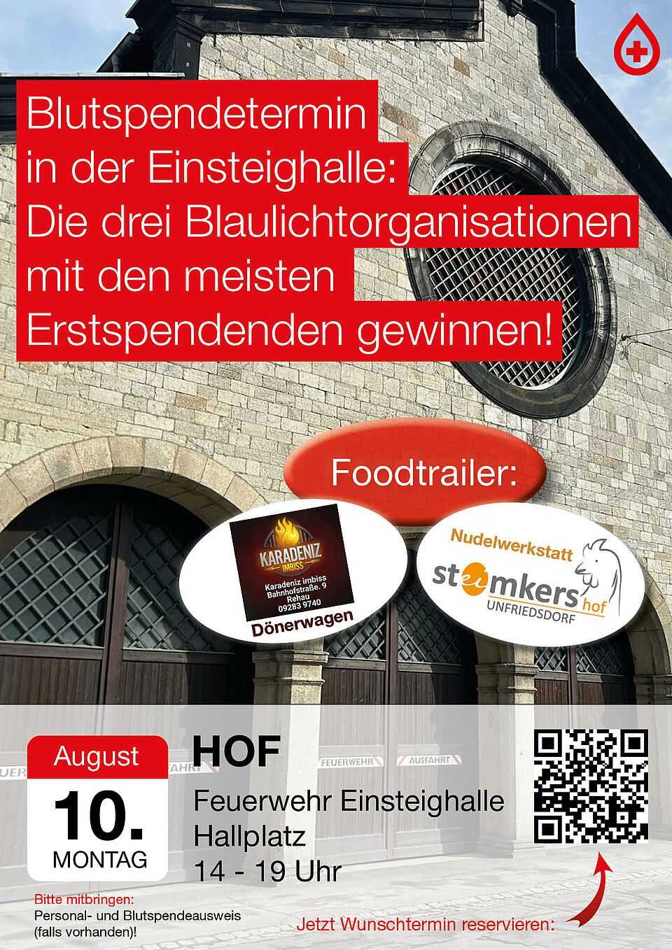 Einsteighalle in Hof im Hintergrund davor Info zum Blutspendetermin