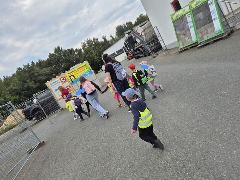 Kinder laufen auf das Gelände des Wetstoffhofes in Oberkotzau