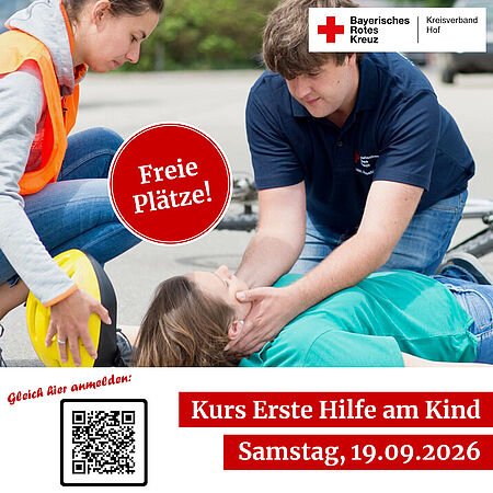 Zwei Retter versorgen ein Kind nach einem Fahrradunfall