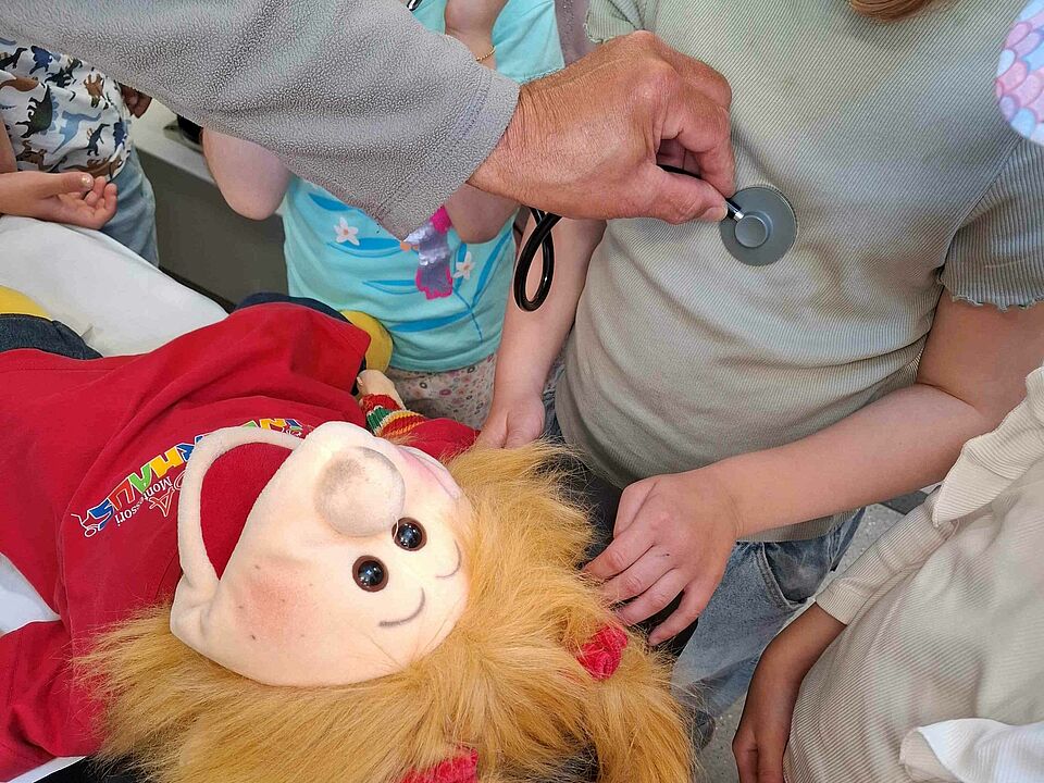 Die Vorschulkinder besichtigen den Rettungswagen