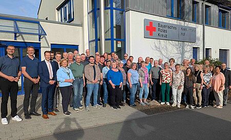 Die geehrten Blutspenderinnen und Blutspendender stehen vor dem Kreisverband