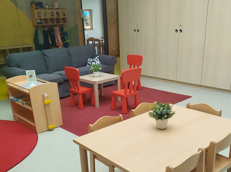 Sitzgruppen und Sofa im Eingangsbereich der Kita