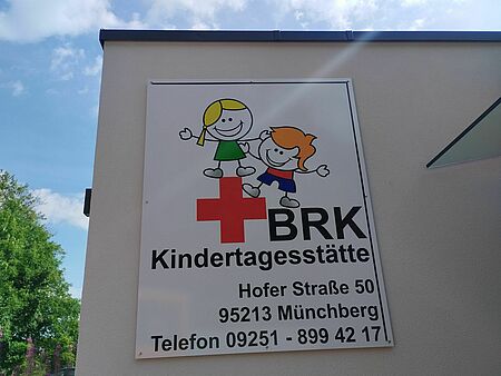 Das Logo der Kita am Eingang des Gebäudes