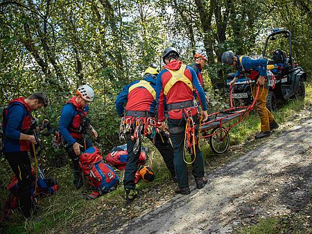 Bergretter bereiten sich auf einen Einsatz vor