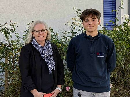 Eric und die stellvertretende KreisgeschäftsführerinKirstin Weber stehen vor dem Gebäude des Kreisverbandes