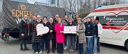 Spender und Spendenempfänger stehen vor dem Herzenswunsch Hospizmobil