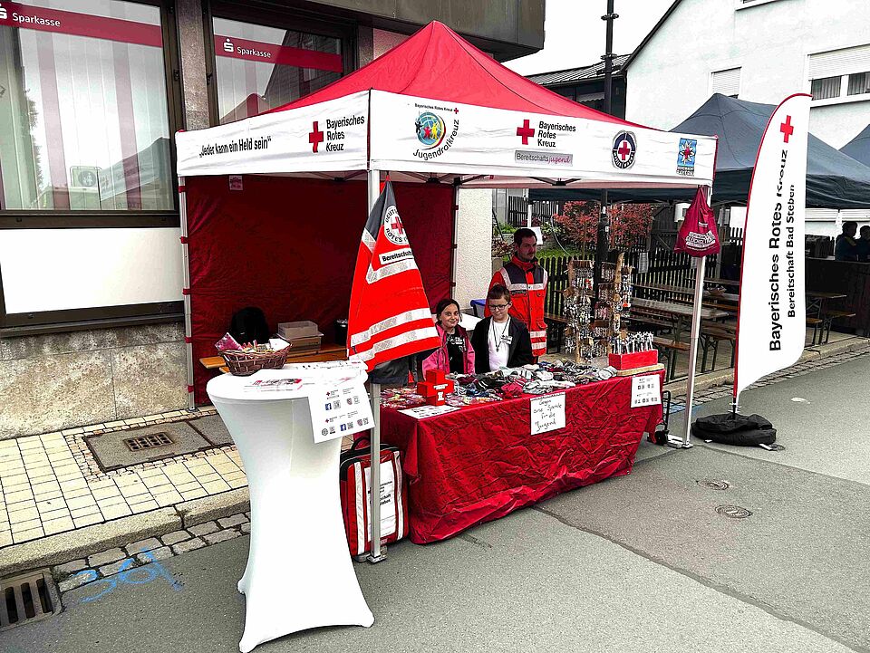 Gebasteltes und Gestricktes, sowie Informationsmaterial wurden am Stand auf der Herbstkerwa Bad Steben angeboten.