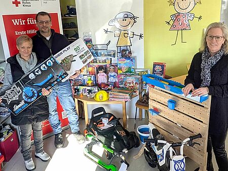 Spendenübergabe der Spielwaren in der Rappelkiste