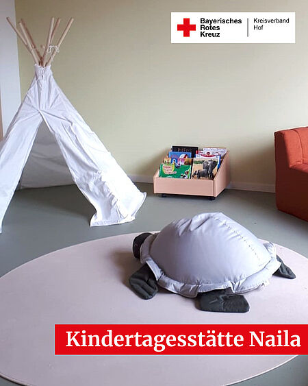 Eine große Schildkröte zum Spielen liegt in der Kita Naila