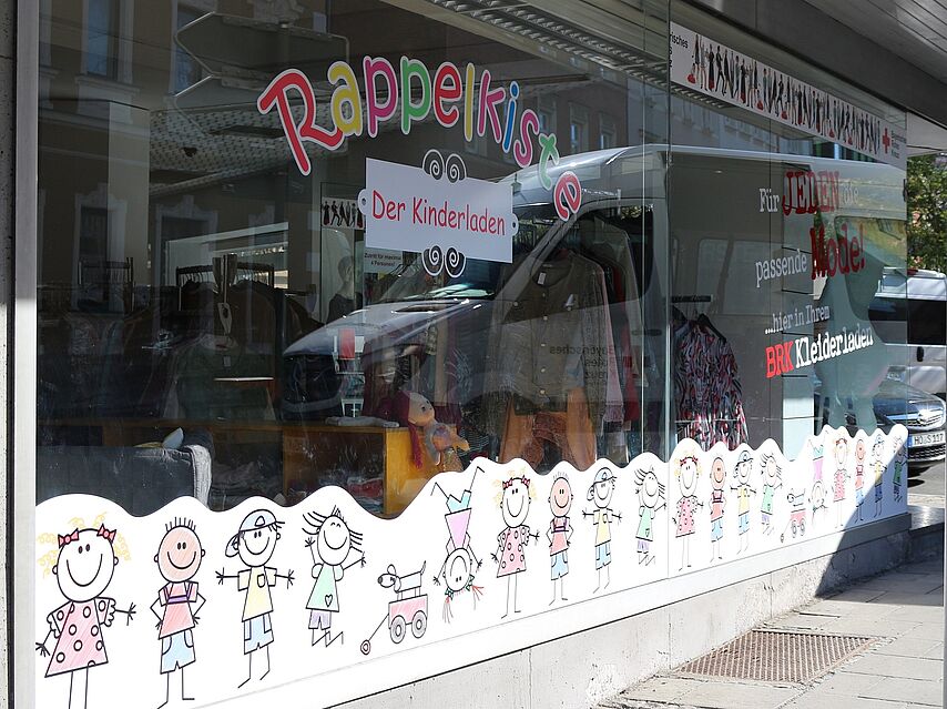 Schaufenster der Rappelkiste im Kleiderladen