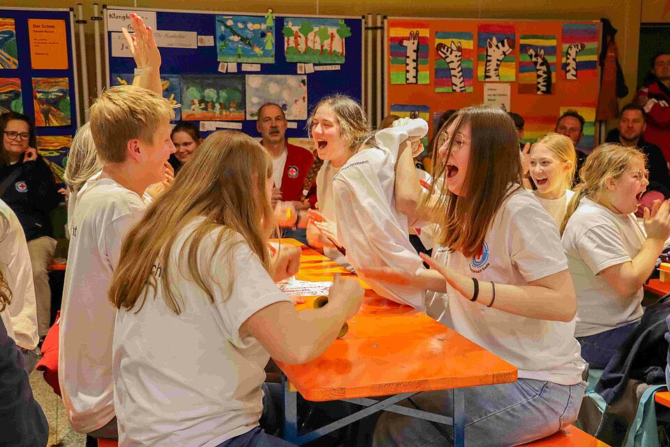 Kinder strecken die Hände in die Höhe und freuen sich