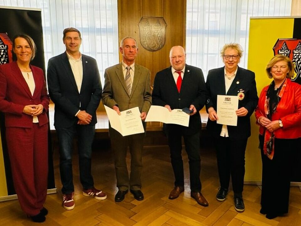 Foto: BRK Hof Auf dem Bild von links: Oberbürgermeisterin Eva Döhla, BRK-Kreisgeschäftsführer Jörg von der Grün, Wolfgang Geier, Hans-Wolfgang Gemeinhardt, Gabriele Gemeinhardt und 1. stellvertretende BRK-Kreisvorsitzende Angela Bier