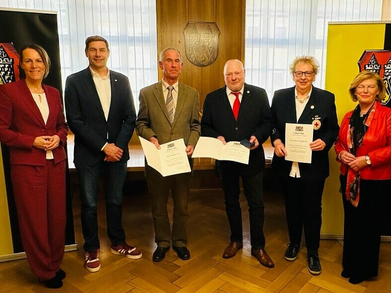 Foto: BRK Hof Auf dem Bild von links: Oberbürgermeisterin Eva Döhla, BRK-Kreisgeschäftsführer Jörg von der Grün, Wolfgang Geier, Hans-Wolfgang Gemeinhardt, Gabriele Gemeinhardt und 1. stellvertretende BRK-Kreisvorsitzende Angela Bier