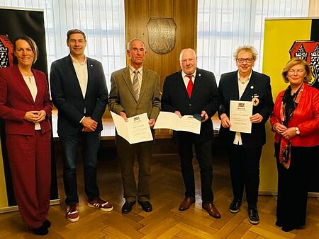 Foto: BRK Hof Auf dem Bild von links: Oberbürgermeisterin Eva Döhla, BRK-Kreisgeschäftsführer Jörg von der Grün, Wolfgang Geier, Hans-Wolfgang Gemeinhardt, Gabriele Gemeinhardt und 1. stellvertretende BRK-Kreisvorsitzende Angela Bier