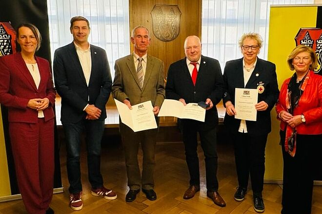 Foto: BRK Hof Auf dem Bild von links: Oberbürgermeisterin Eva Döhla, BRK-Kreisgeschäftsführer Jörg von der Grün, Wolfgang Geier, Hans-Wolfgang Gemeinhardt, Gabriele Gemeinhardt und 1. stellvertretende BRK-Kreisvorsitzende Angela Bier